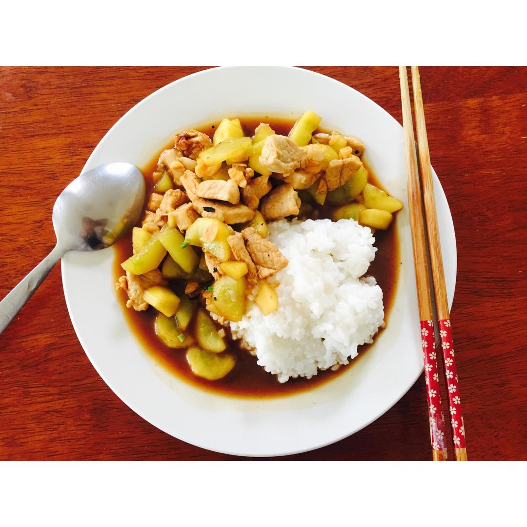 黄瓜炒肉盖浇饭