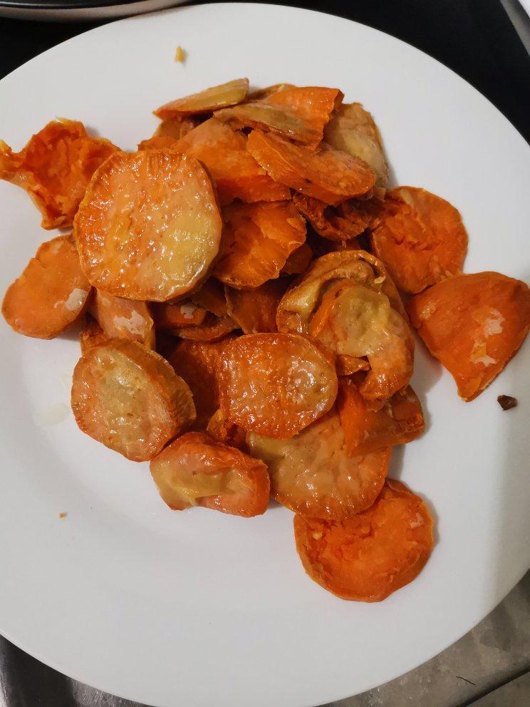 香甜可口的蜂蜜烤红薯片