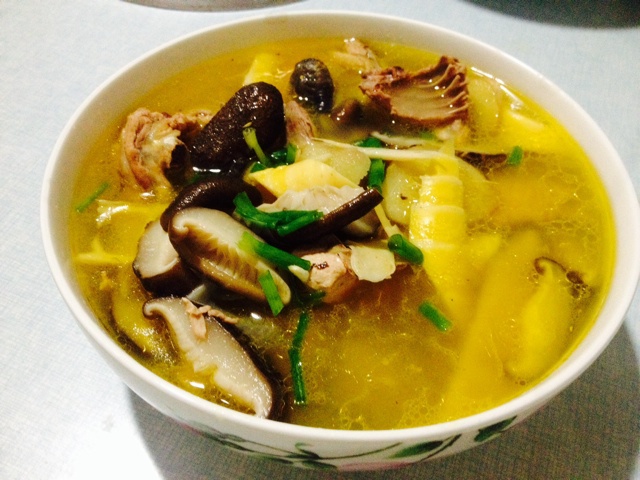 阿福小莉啊做的香菇春笋煲鸡汤