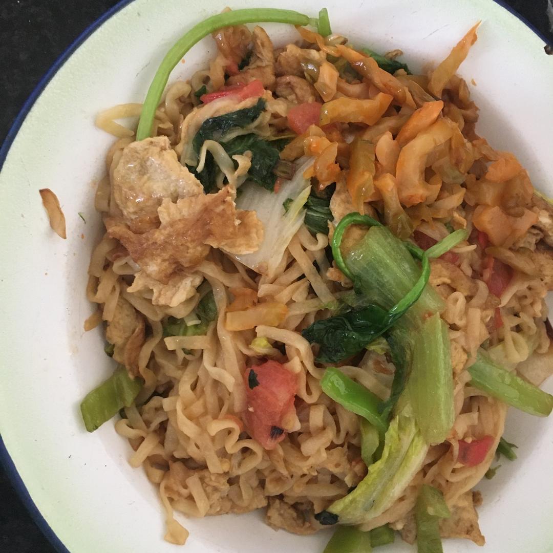 简单快手的火腿炒方便面「我愿意为你下厨」