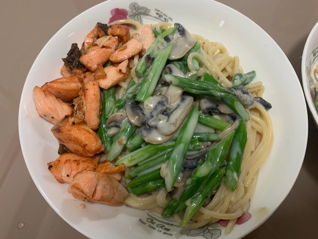 三文鱼芦笋奶油意面