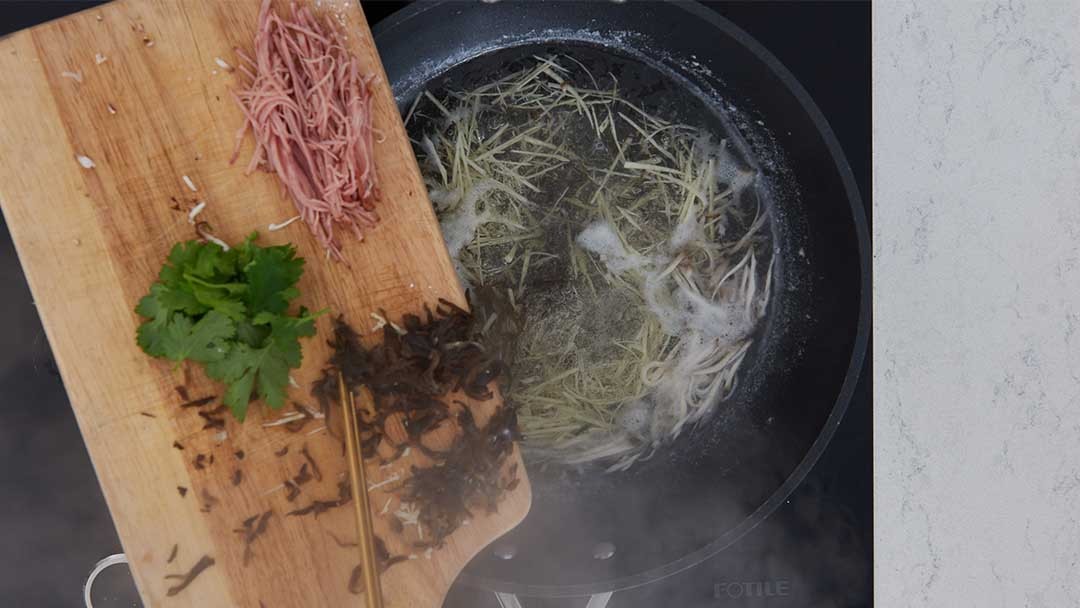 鲜香爽口的酸辣汤 | 驱寒祛湿，醒酒去腻的健康养生汤的做法 步骤9