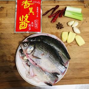 酱炖鲫鱼🐟的做法 步骤1