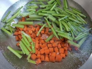 凉拌芹菜花生米胡萝卜的做法 步骤4