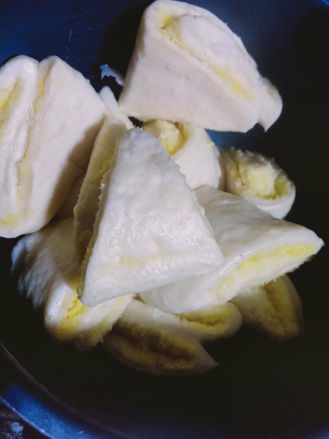 刚出锅就被孩子吃光的花卷（椰蓉牛奶花卷）