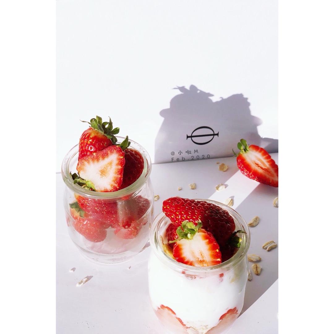草莓坚果麦片酸奶杯