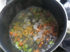 青豆玉米胡萝卜菠萝炒虾仁的做法 步骤2