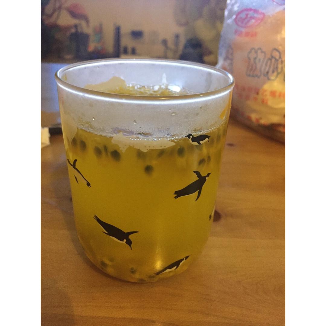 赶走失眠的蜂蜜百香果饮料