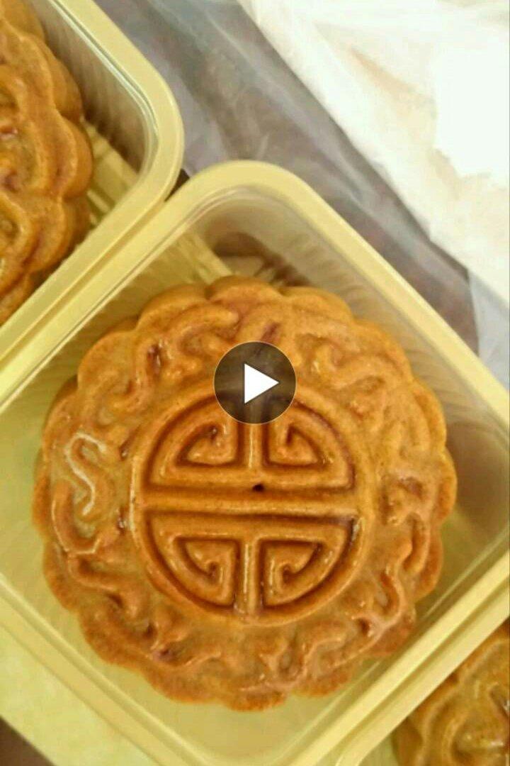 广式月饼－－蛋黄豆沙月饼