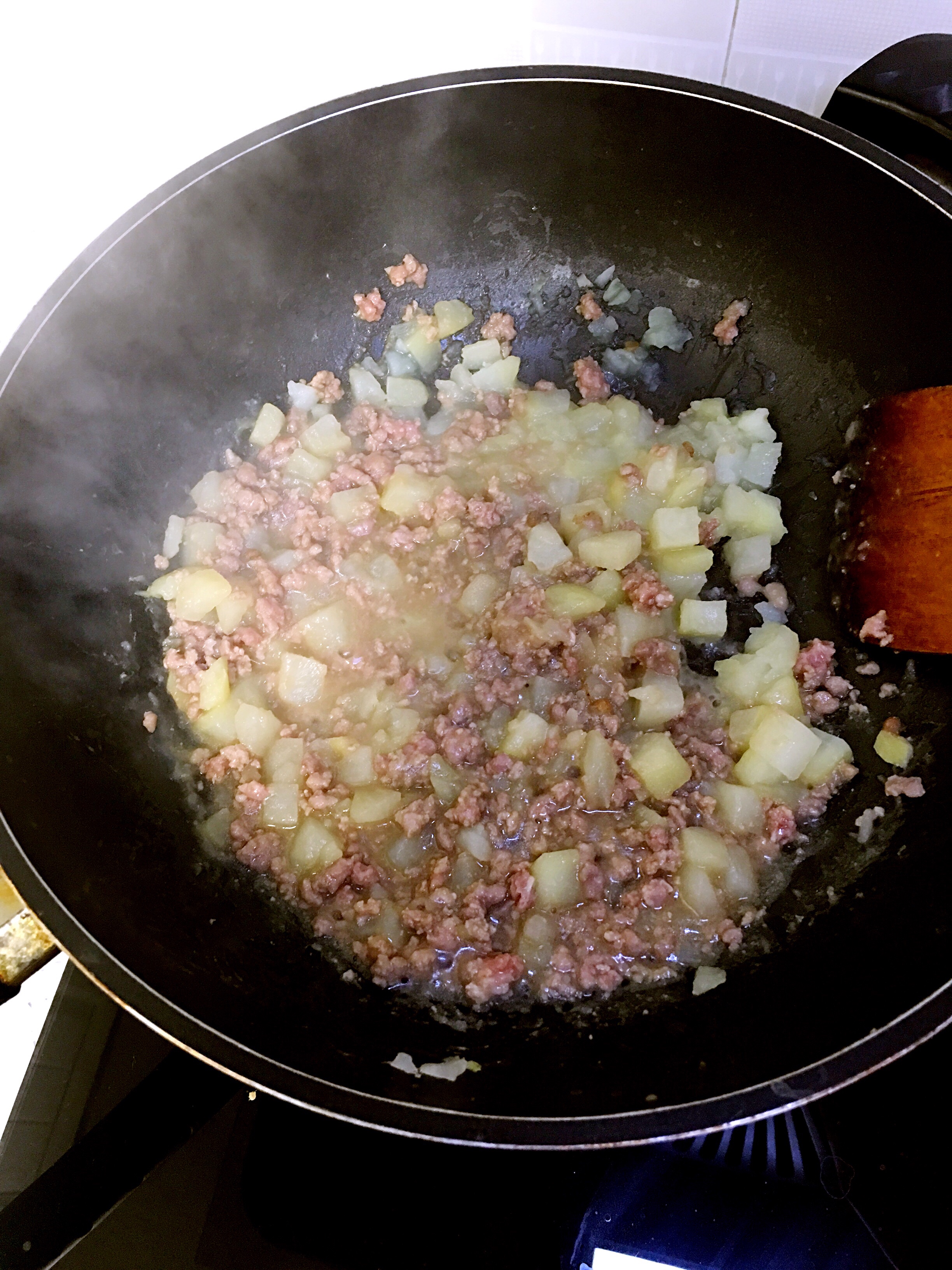 青菜肉沫熬土豆（无油健身版）的做法 步骤2