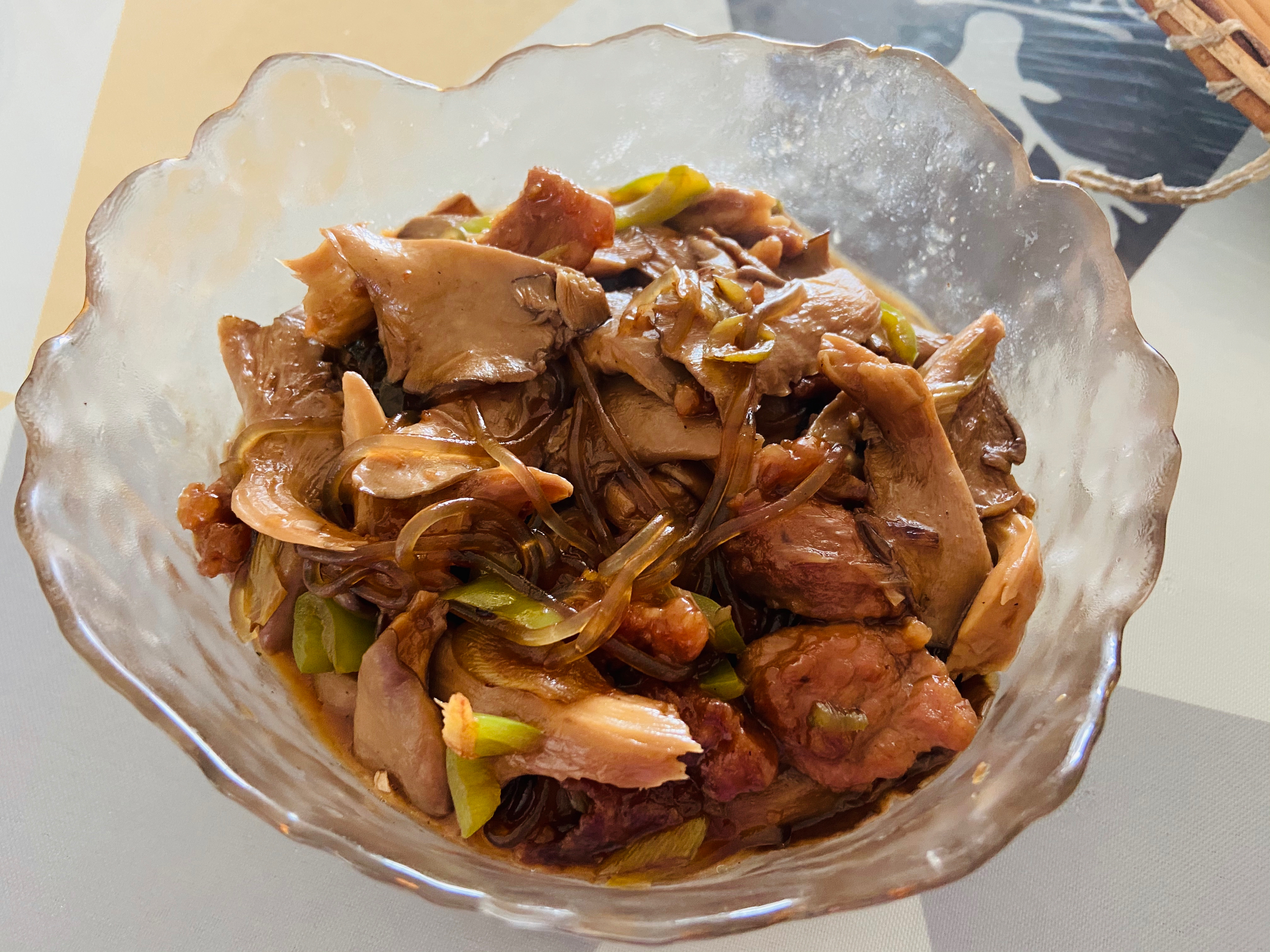 快手菜猪肉蘑菇炖粉条，粉条滑溜，五花肉香嫩