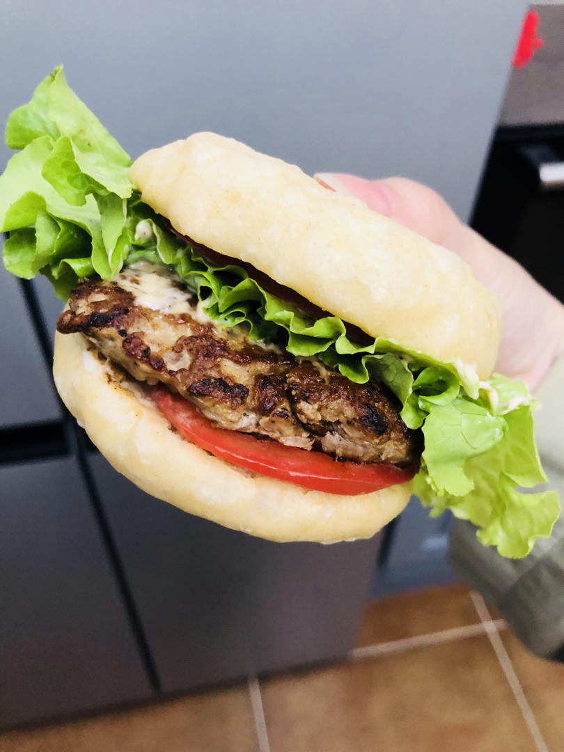正宗的麦当劳双吉牛肉汉堡