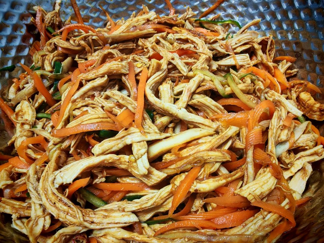 手撕麻辣鸡丝，麻麻辣辣的感觉很夏天