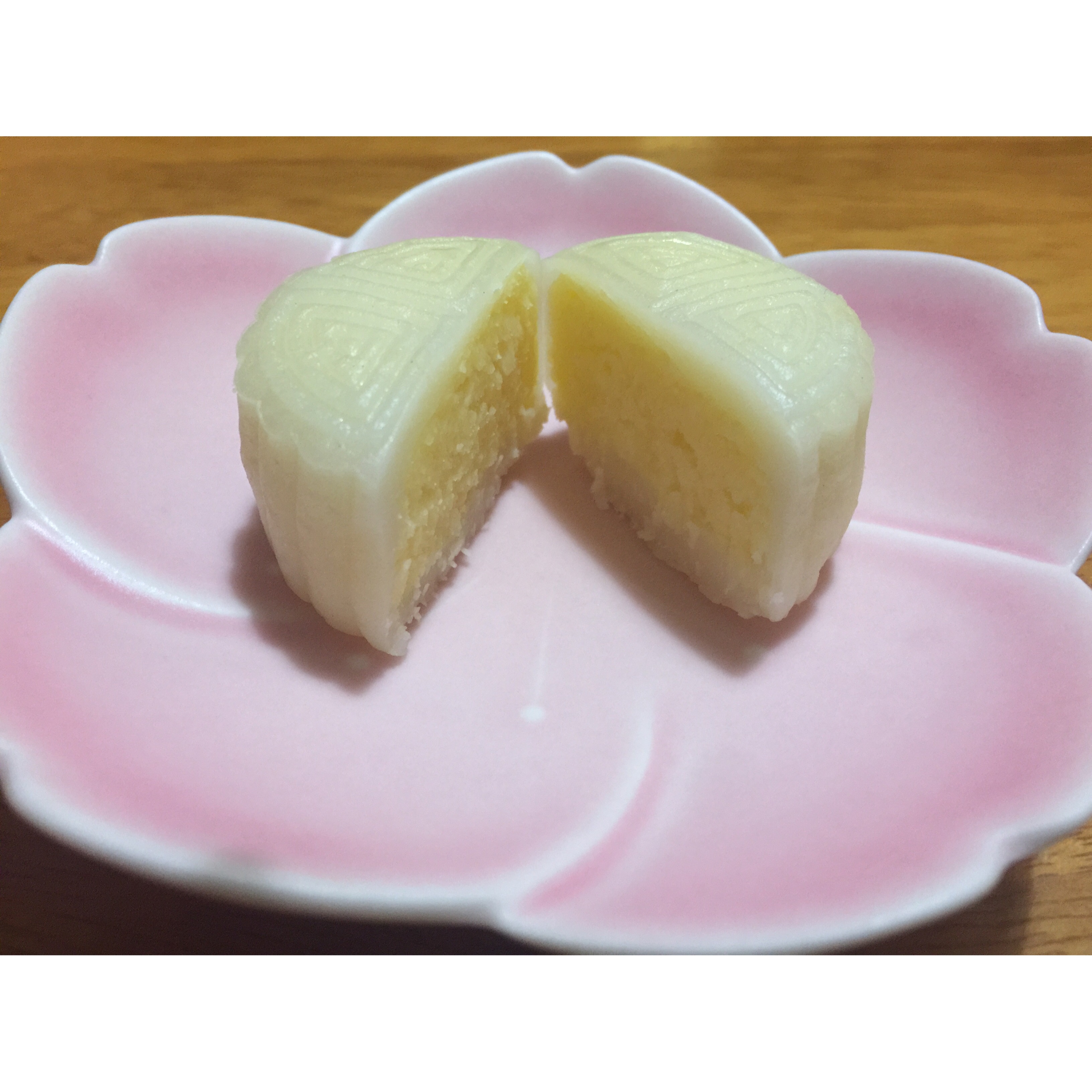椰香芝士奶黄冰皮月饼