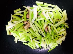 芹菜香干炒肉～家常菜的做法 步骤7