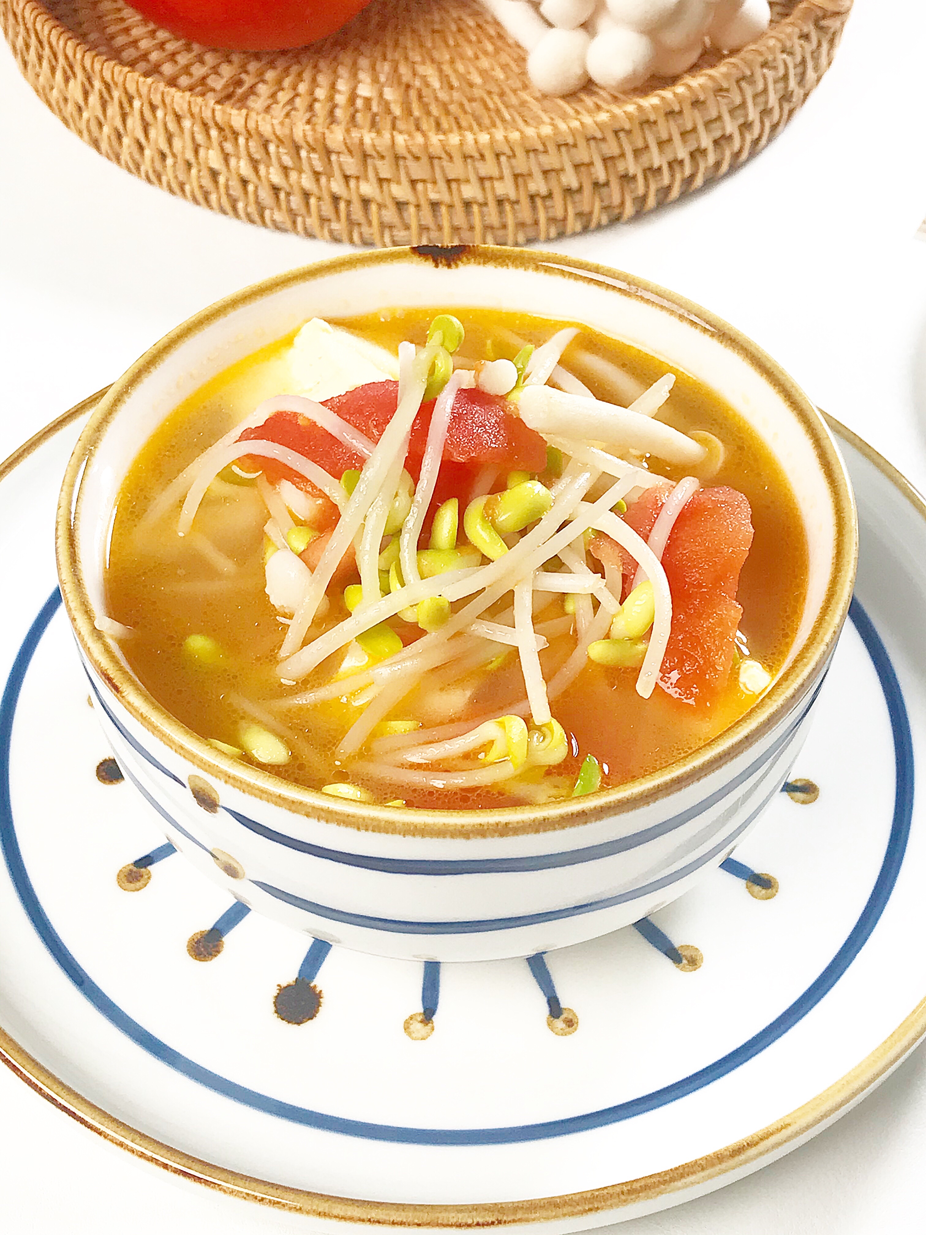 西红柿豆芽汤，酸甜开胃早餐汤的做法