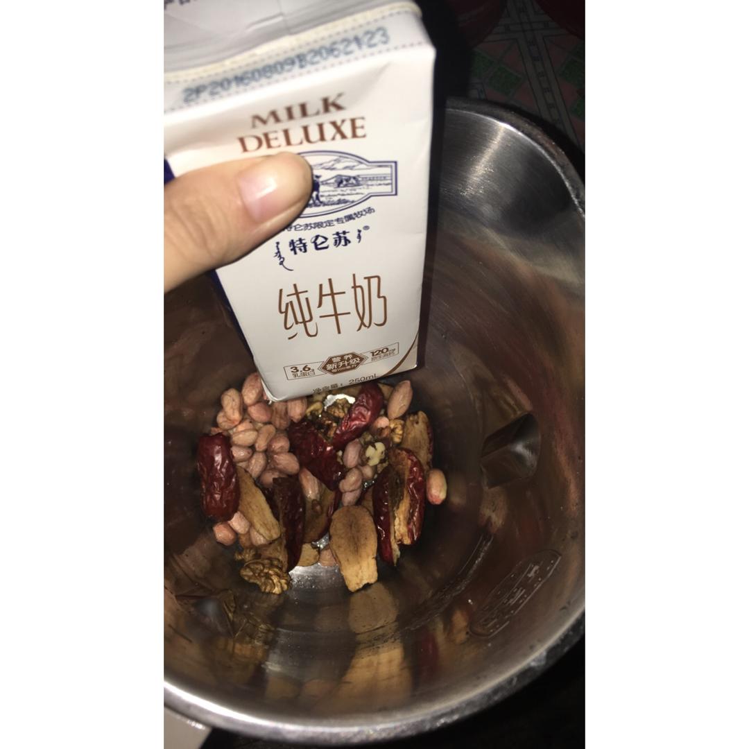红枣花生核桃奶，真正的六个核桃！