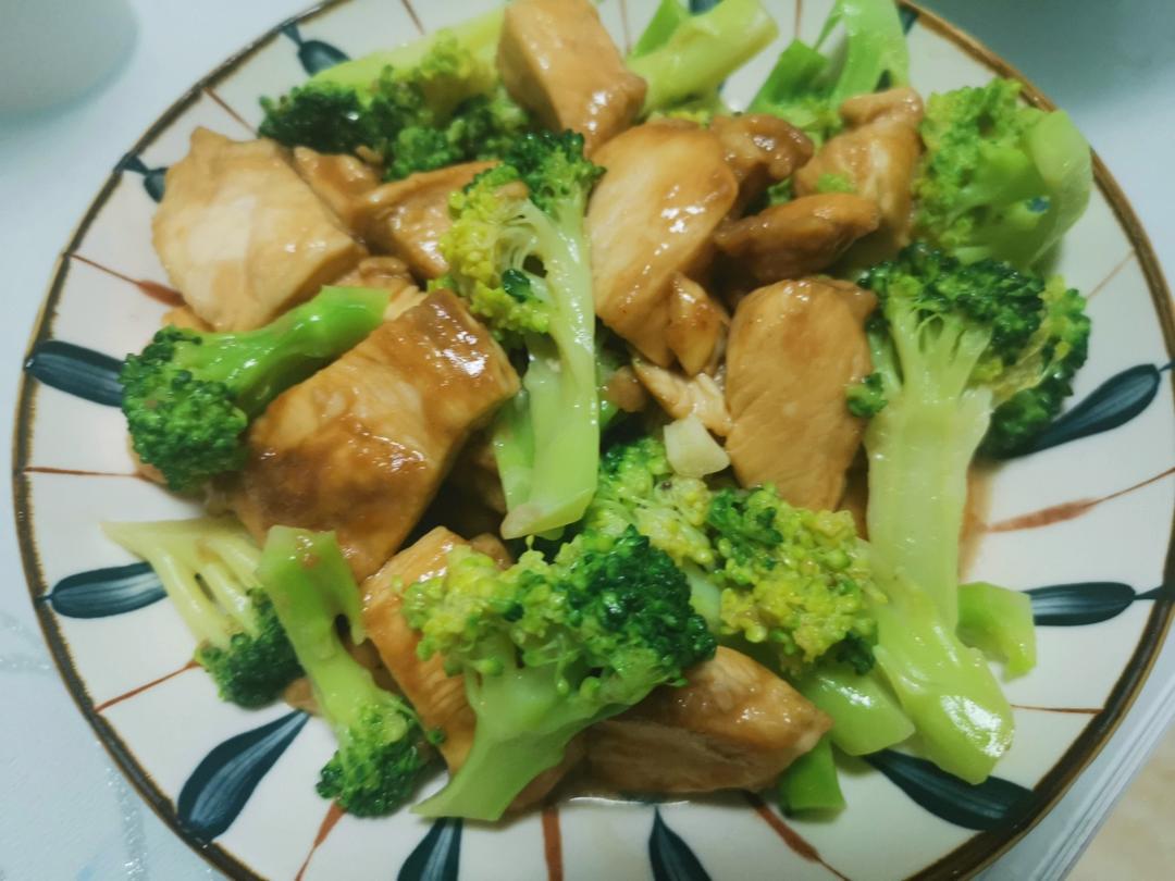 鸡胸肉炒西兰花