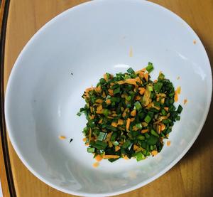 胡萝卜韭菜馒头块的做法 步骤2