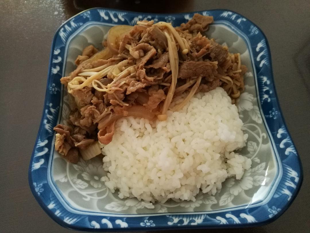 金针肥牛饭
