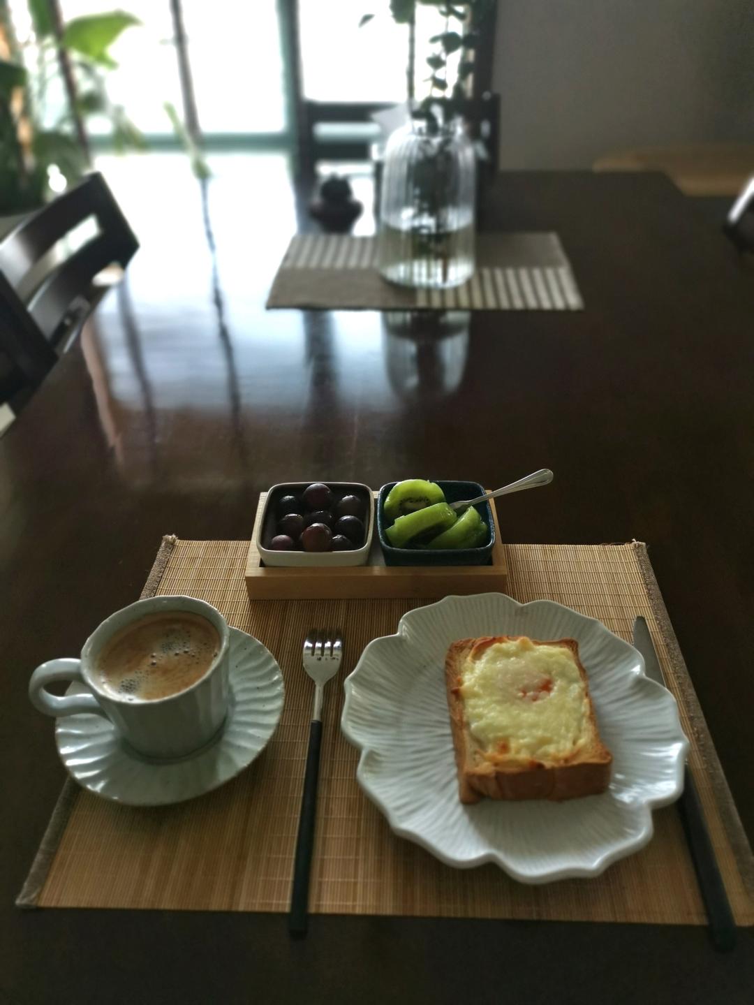 快手简单马苏里拉蛋吐司片解决剩吐司片