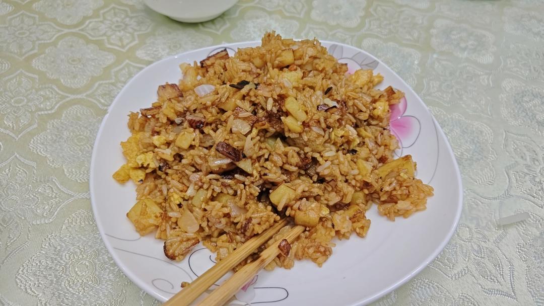 邻居抢着来我家吃土豆香肠炒饭，原来这么香！