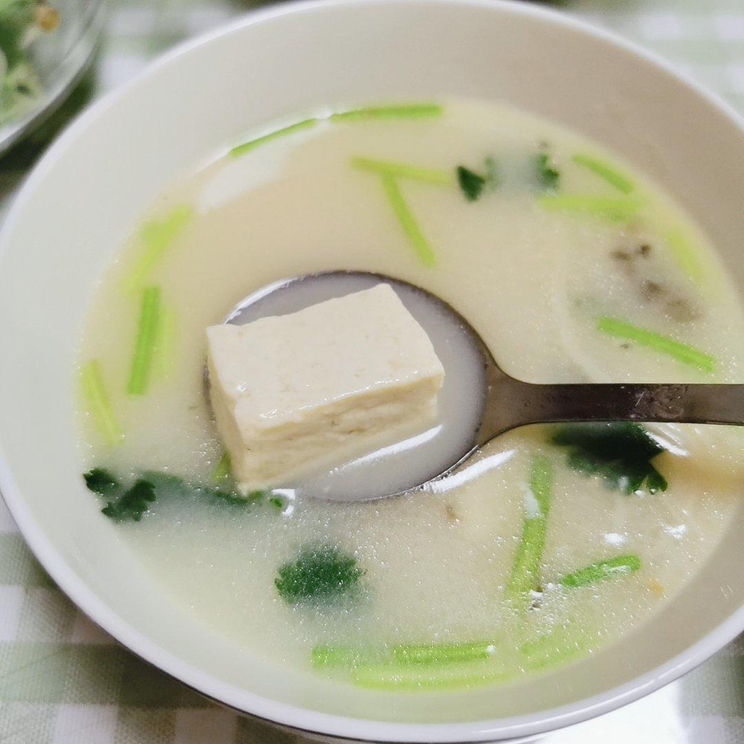 鲜浓鱼汤鲤鱼汤（鲫鱼汤）