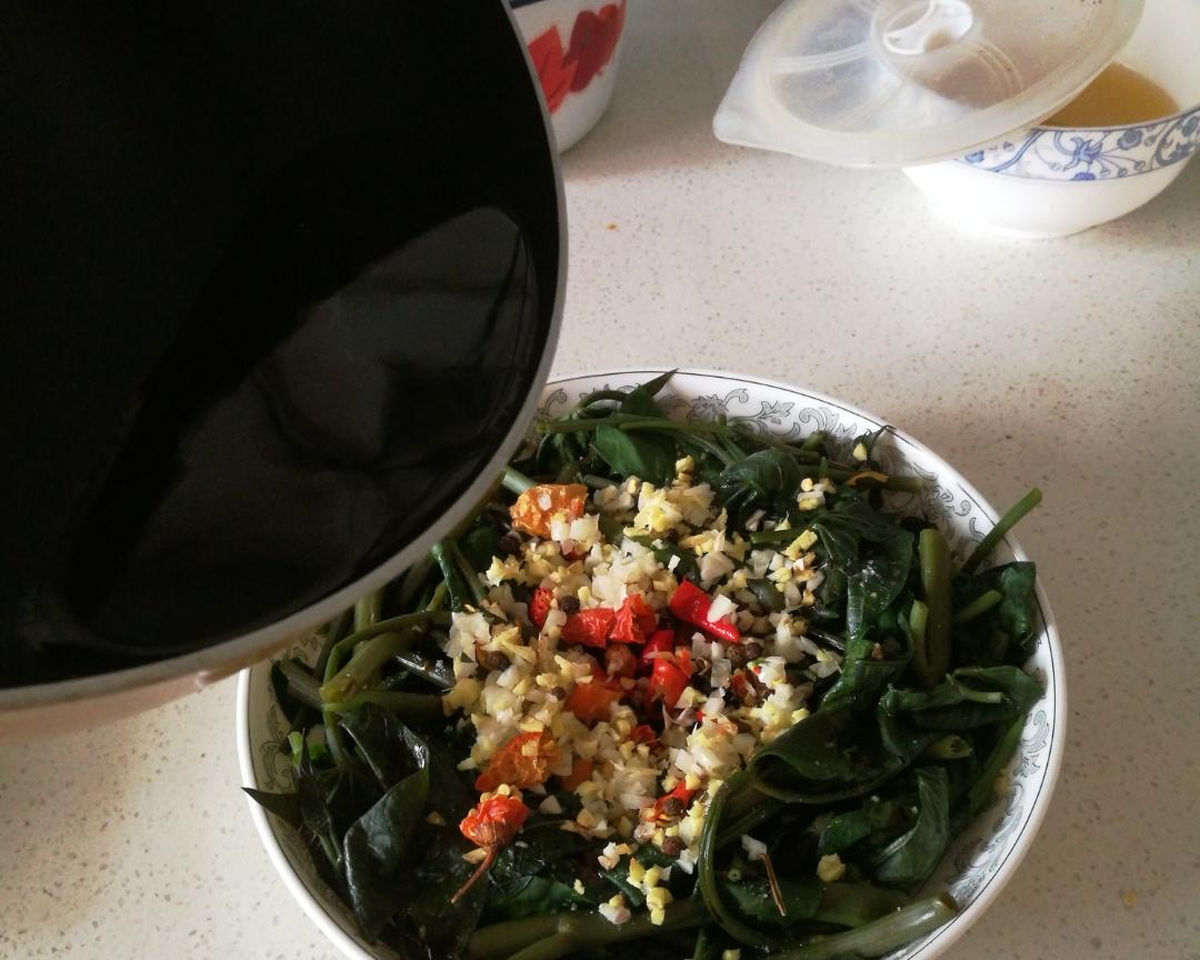 油呛空心菜的做法 步骤3