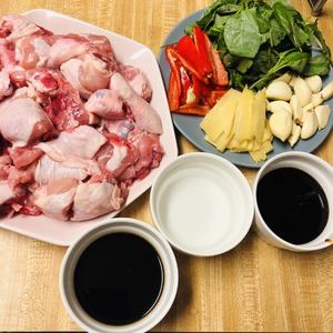 鲜嫩多汁台湾三杯鸡-不加盐不加水也能做鸡！的做法 步骤1