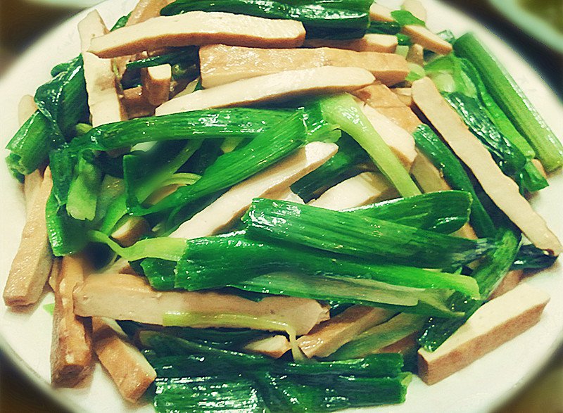 走路去巴黎做的大蒜炒香干