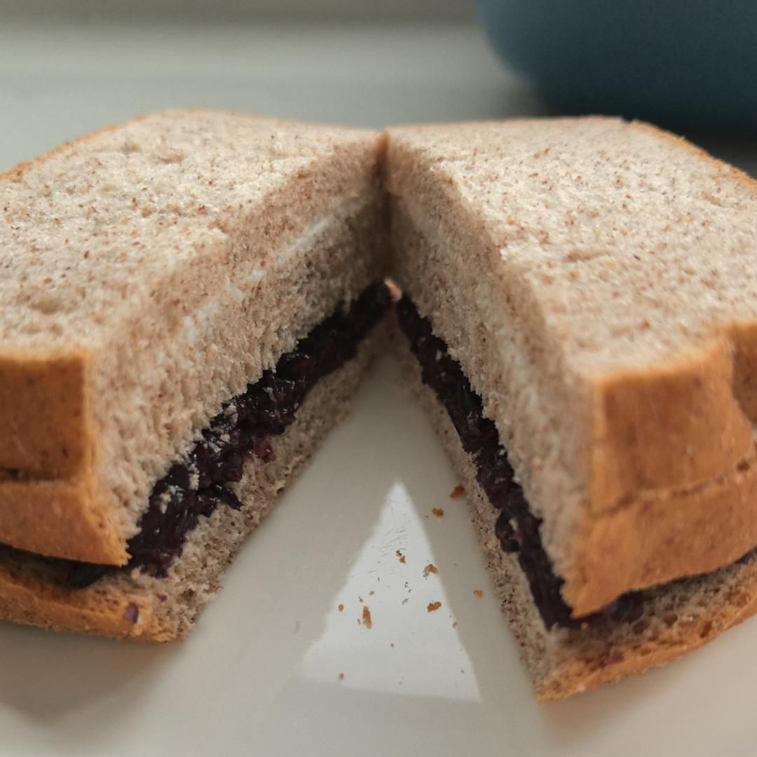 满口奶酪的紫米面包