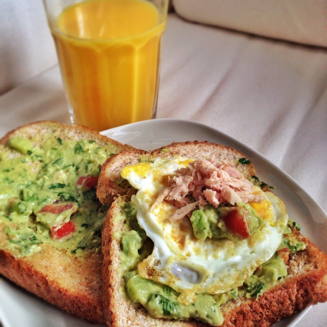 风味鳄梨酱配面包