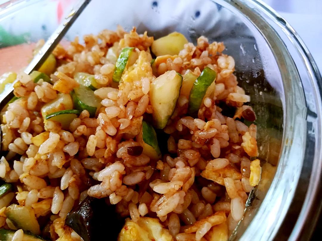 黄瓜鸡蛋火腿肠炒饭