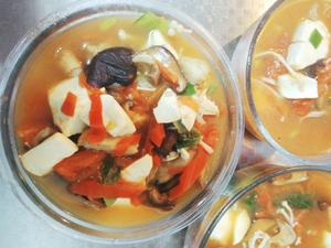 番茄香菇巴沙鱼汤+各种配菜的做法 步骤12