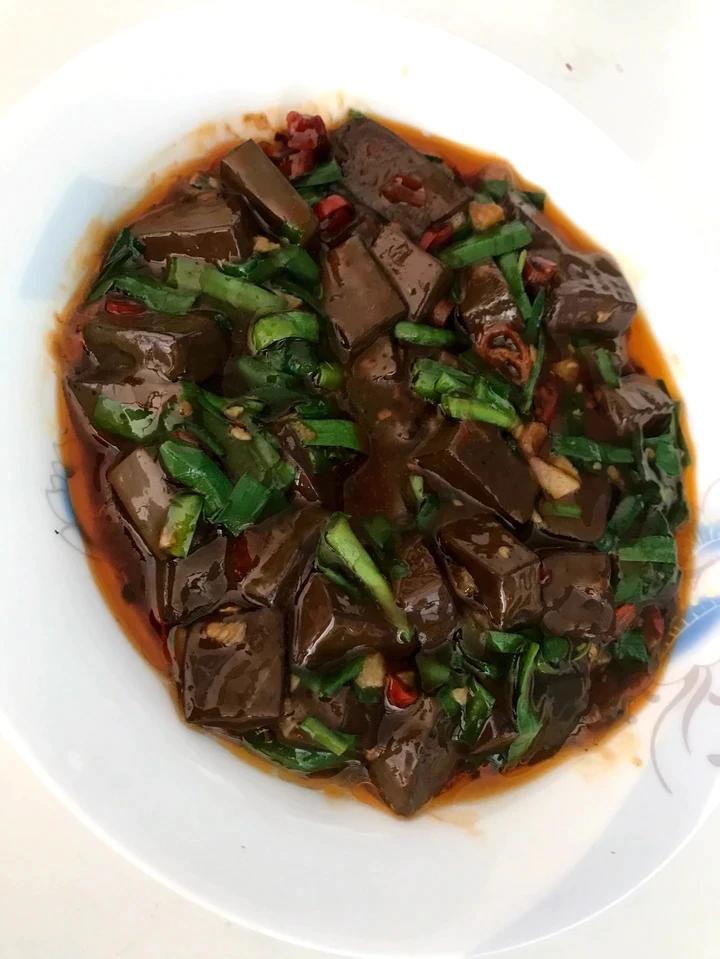 厨师长教你：“韭菜烧鸭血”的正宗做法，非常下饭