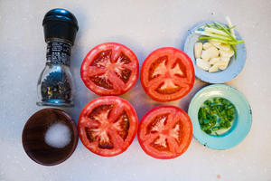 铸铁锅煎番茄的做法 步骤1