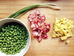 腊肠青豆焖饭的做法 步骤2