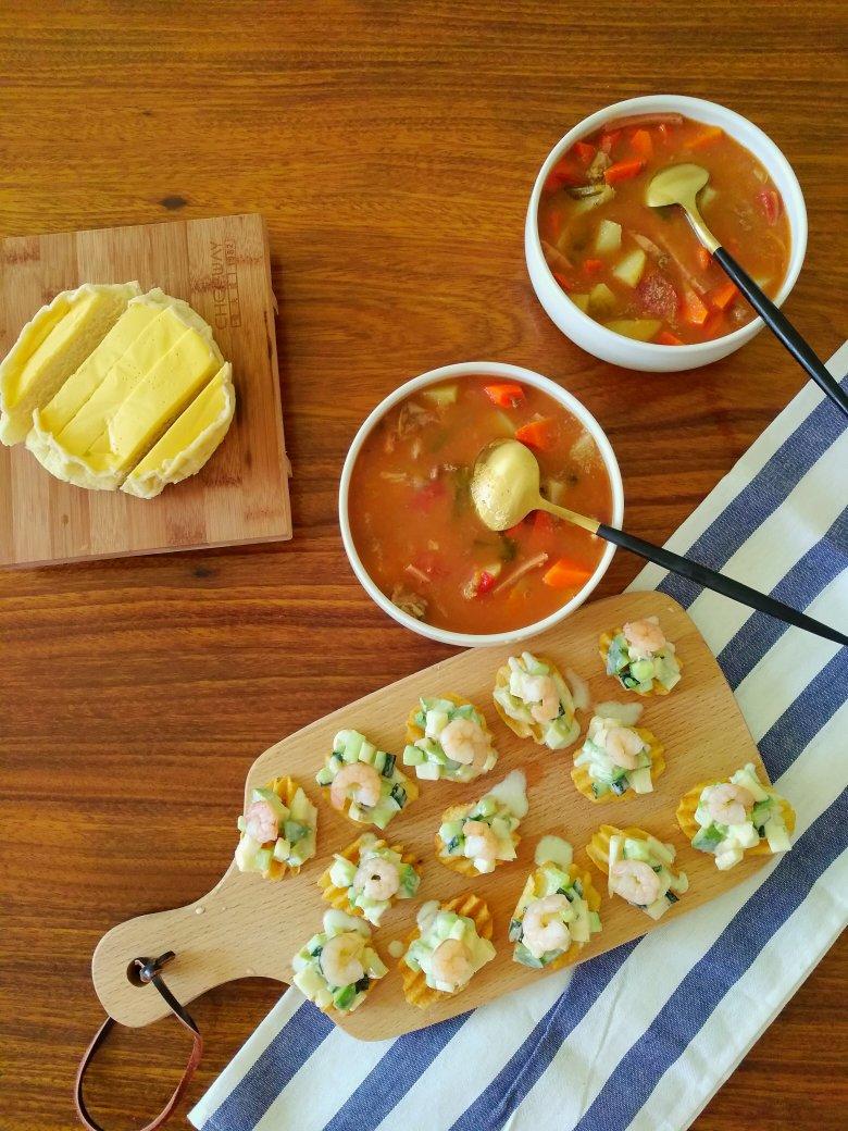 面包，罗宋汤，牛油果薯片虾仁沙拉