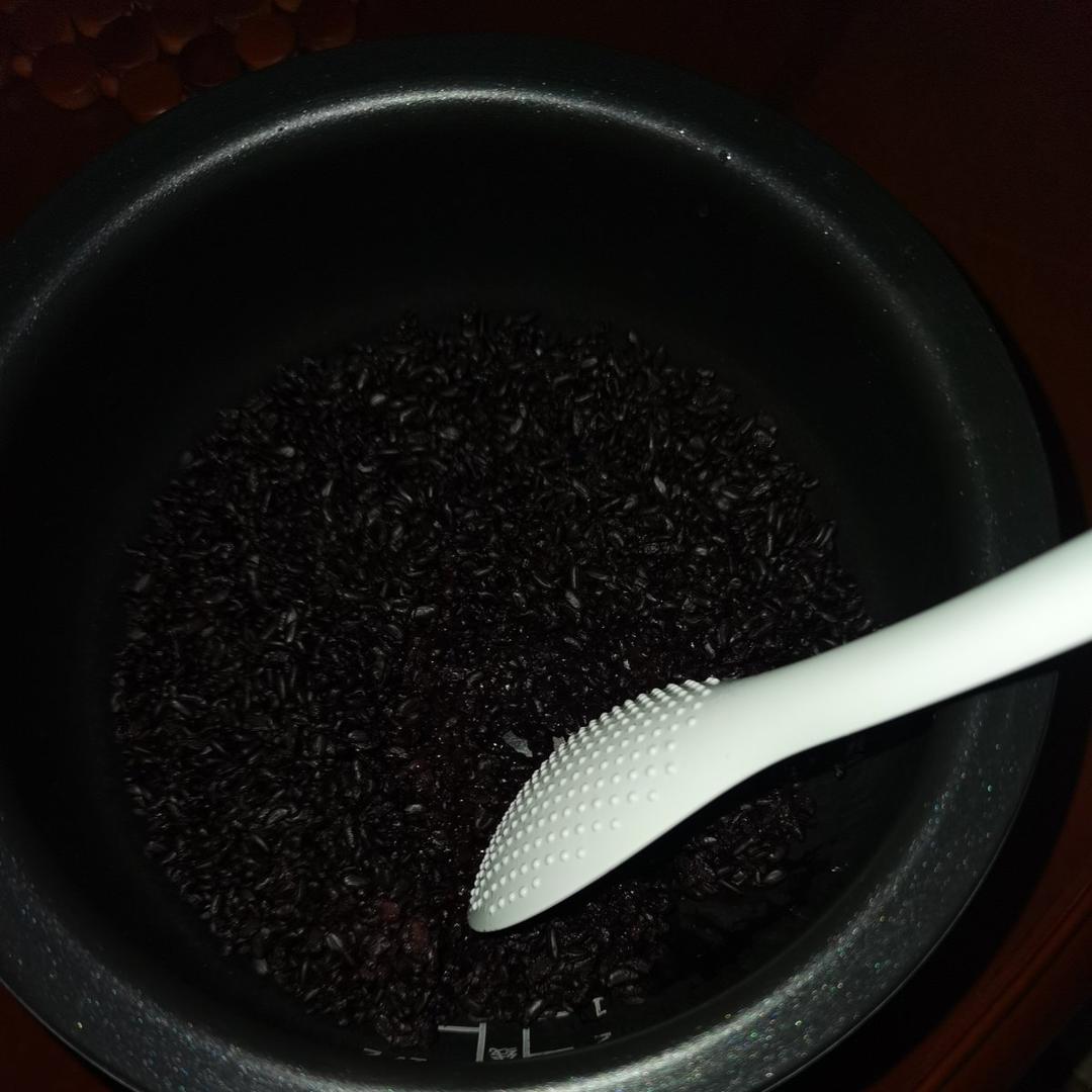 超级软糯的纯黑米饭