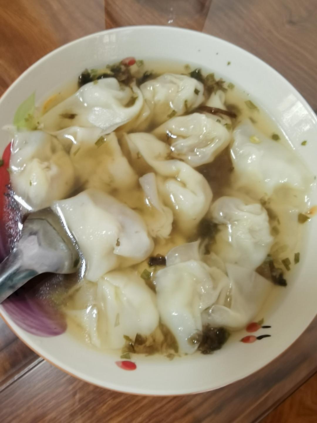 薄如蝉翼的手擀馄饨皮