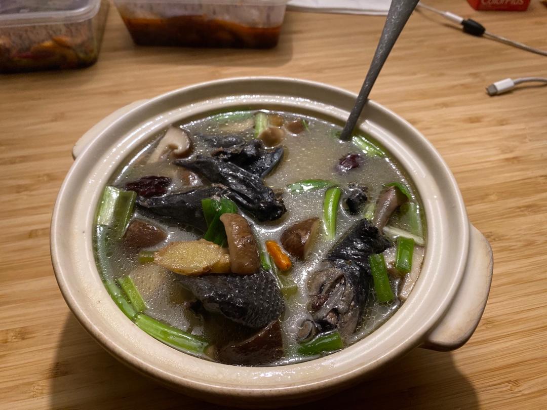 滋补香菇炖鸡汤