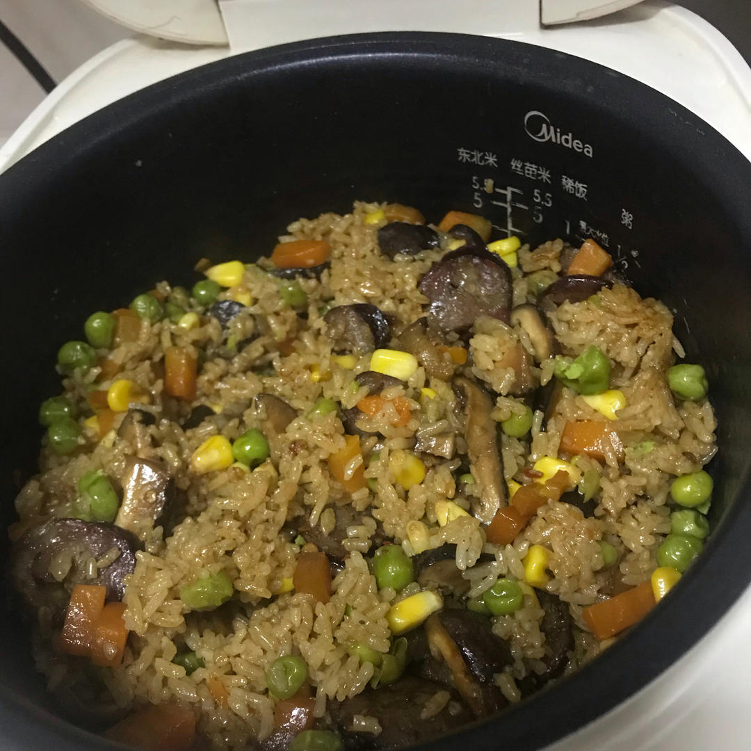 懒人必备～电饭煲腊肠焖饭