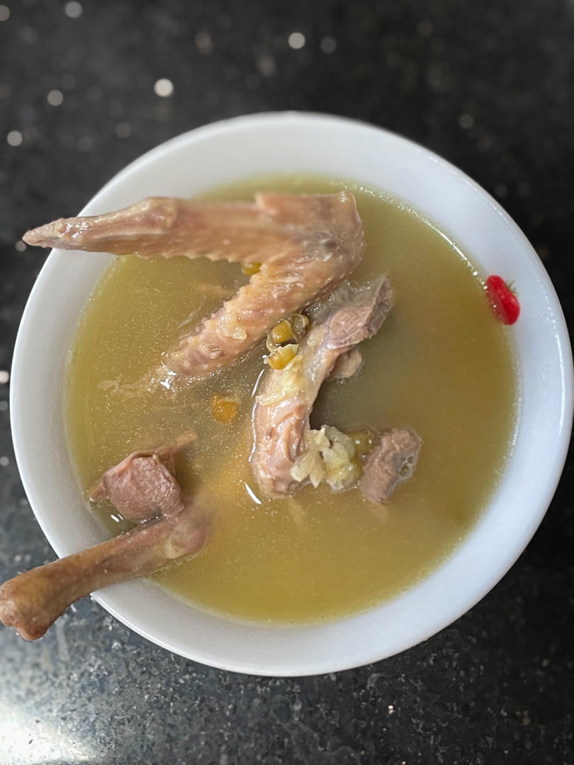 欣欣妈做的消暑汤61绿豆鸽子汤