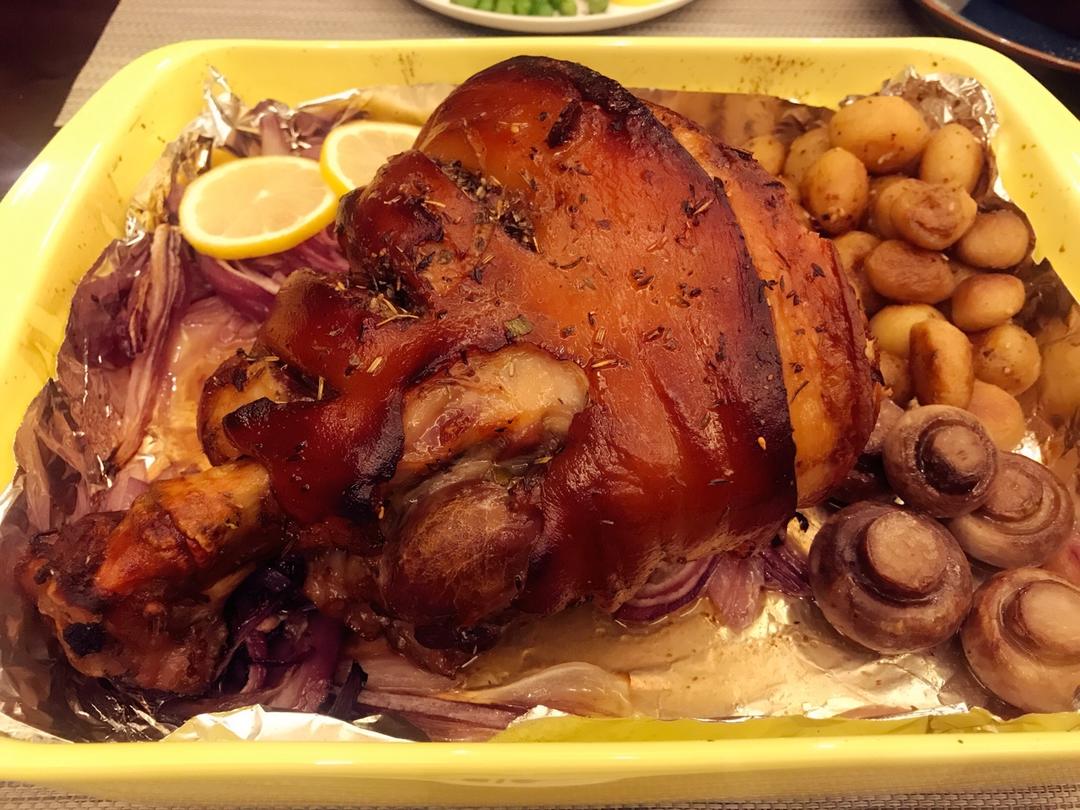 德国烤猪肘 (啤酒煮)