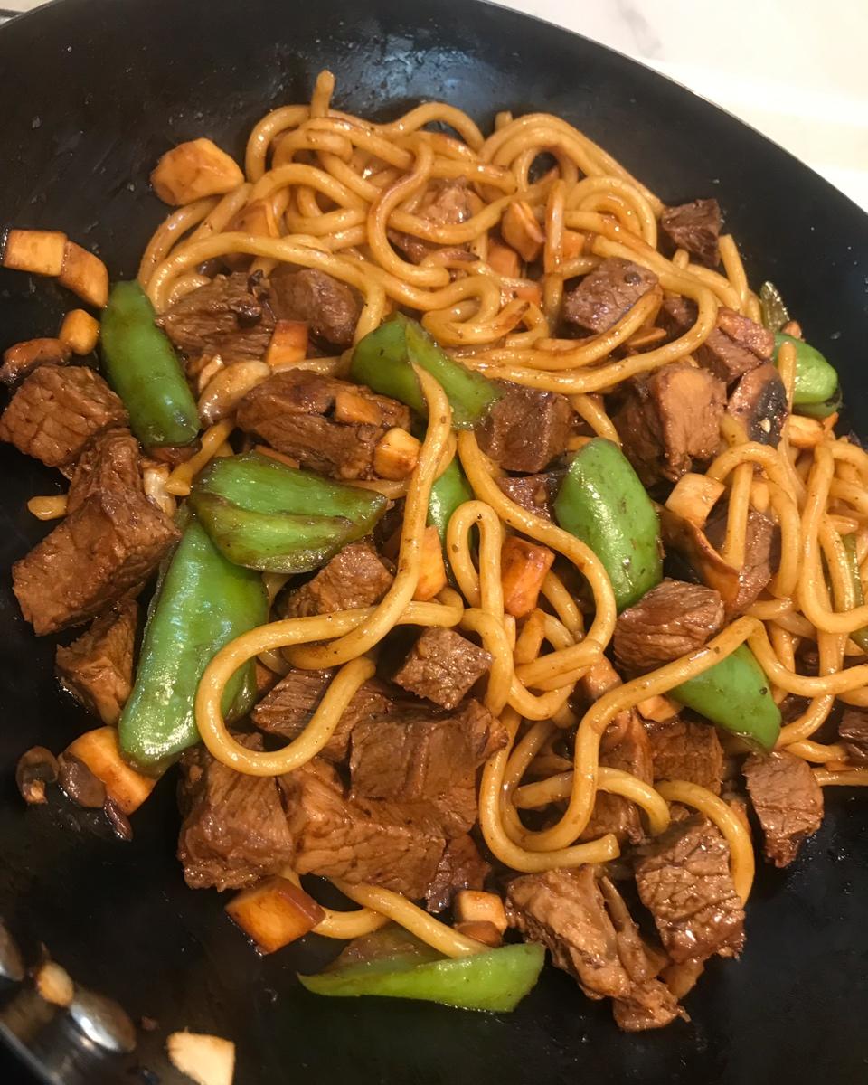 上桌秒光的黑椒牛肉乌冬面