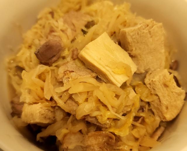 酸菜五花肉炖冻豆腐的做法