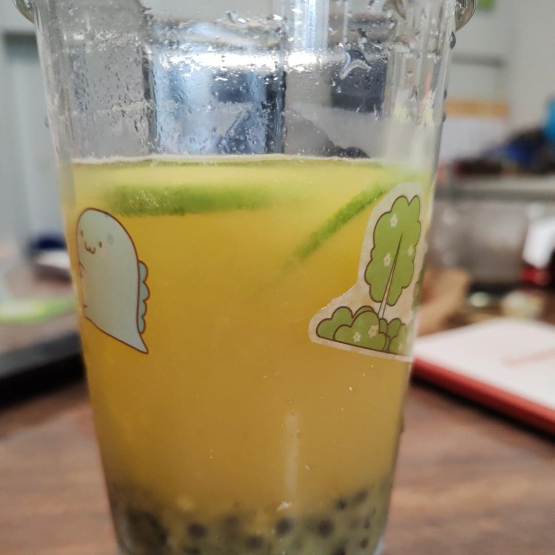 夏日人气饮品，柠檬百香果水果茶