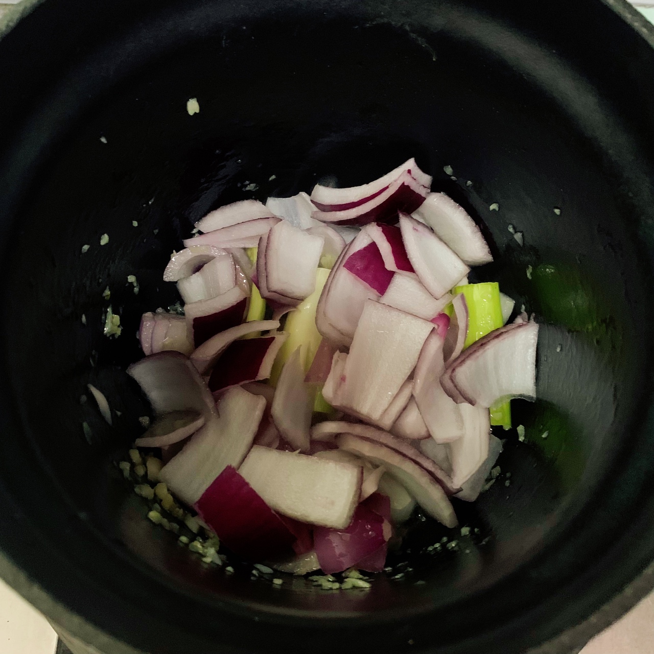 辣白菜排骨煲(铸铁珐琅锅不加水版)的做法 步骤6