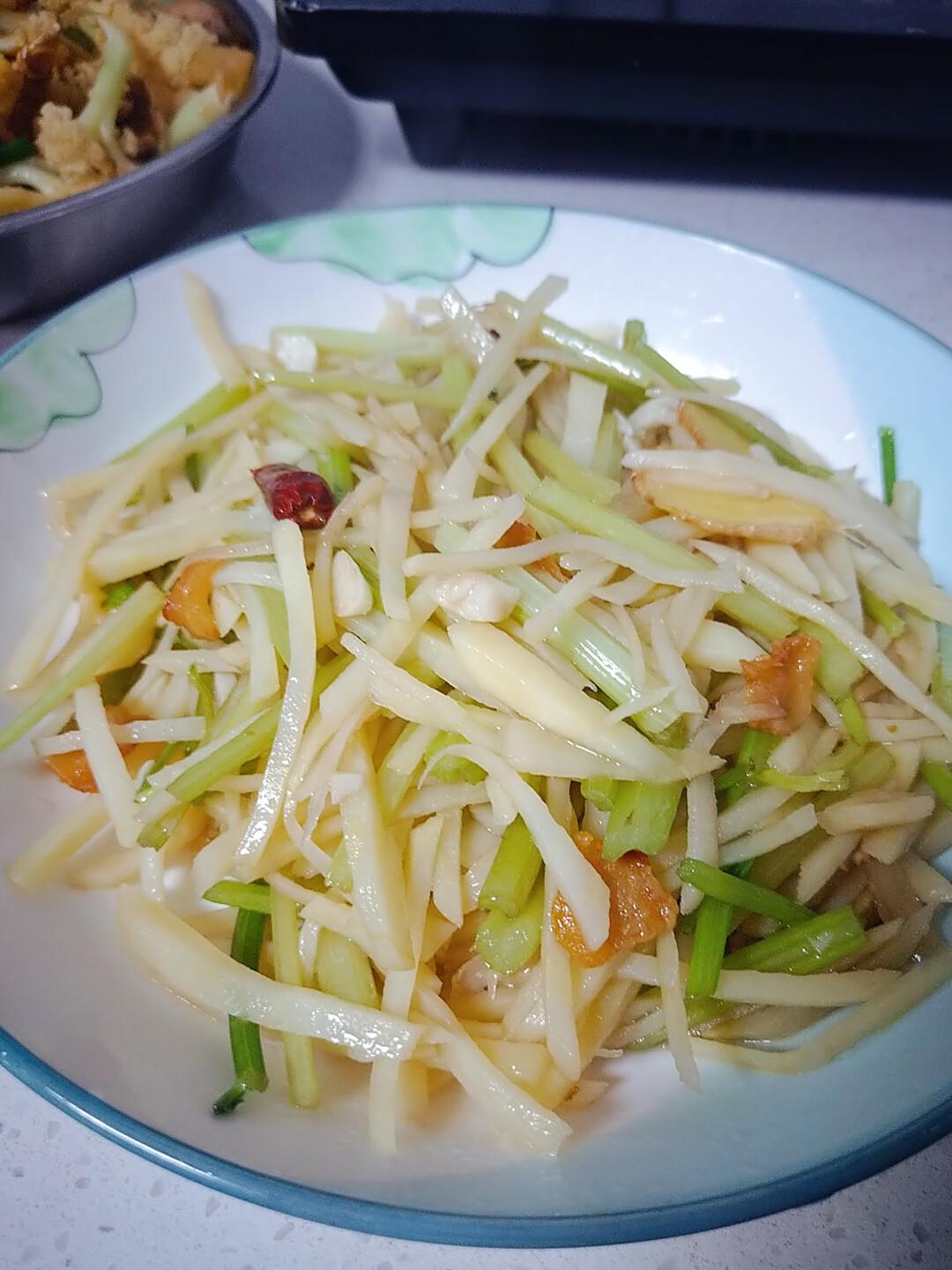 简单美味的家常菜！土豆丝炒芹菜