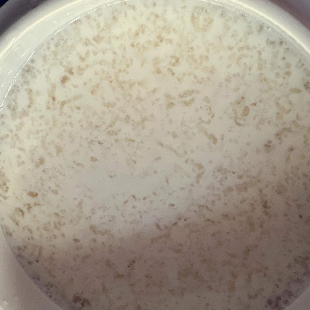 《桃胶皂角米雪燕银耳牛奶羹》据说一碗等于敷30片面膜的功效